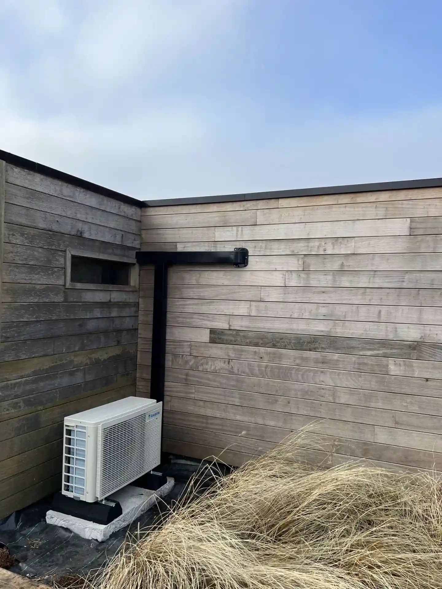 Airco buitenunit op gevel