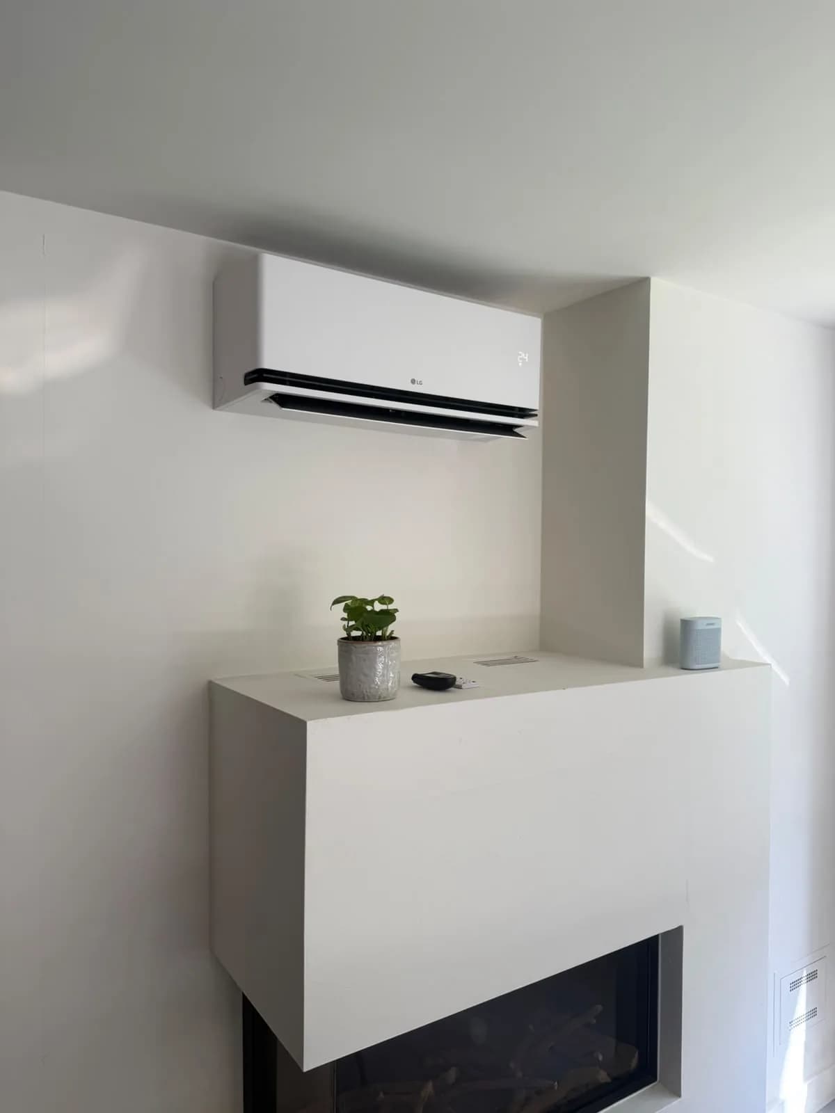 LG airco binnenunit boven een schouw