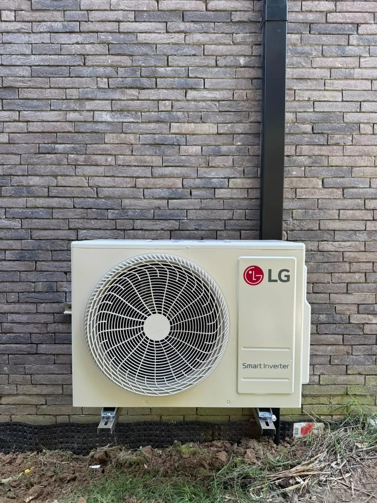 LG airco buitenunit tegen de gevel