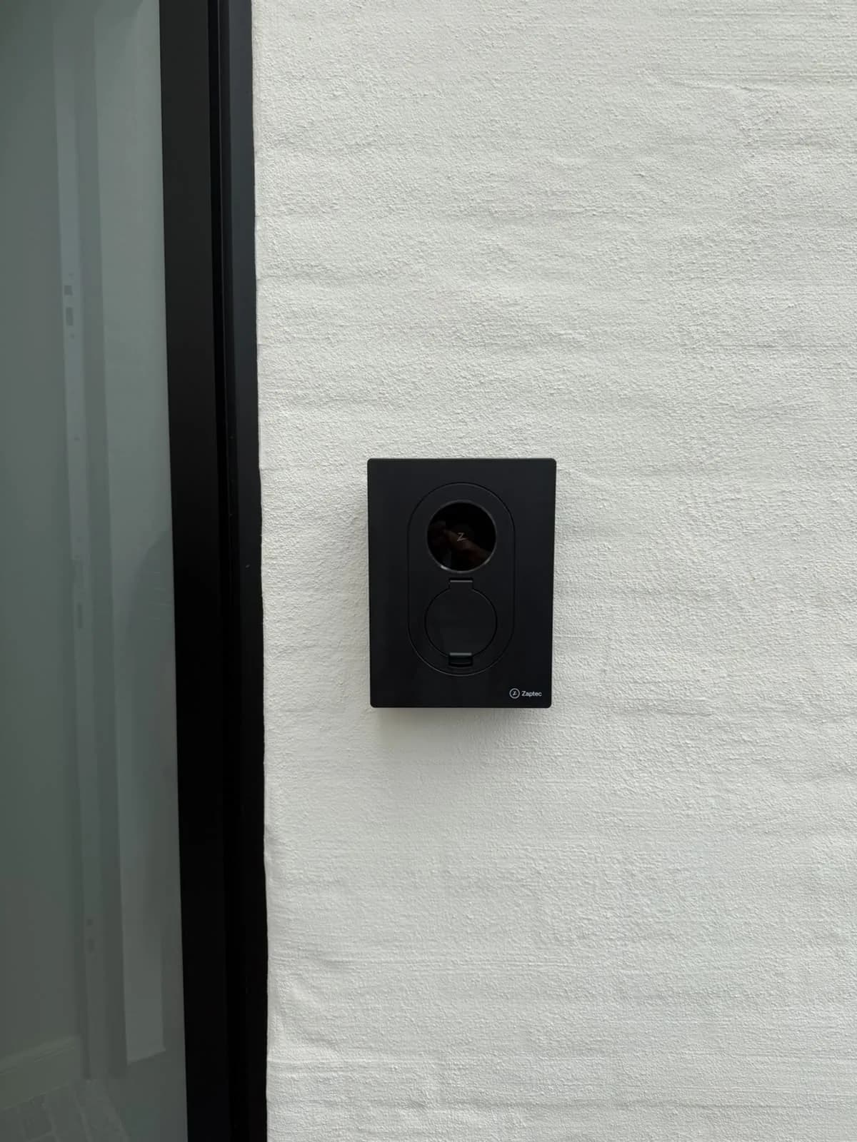 Zaptec laadpaal op een witte gevel