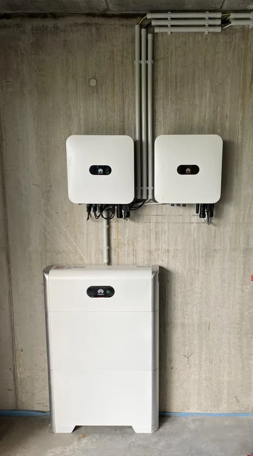 Thuisbatterij installatie met omvormers