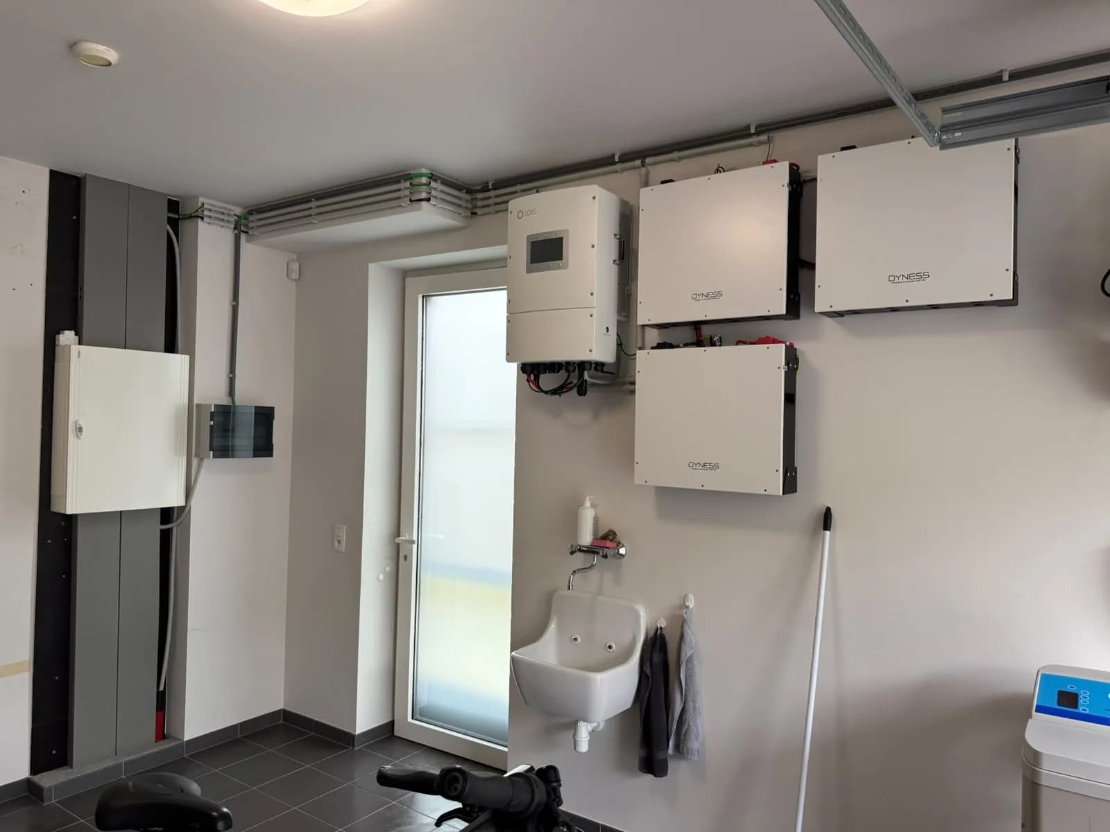 Dyness thuisbatterijen met Solis omvormer in een technische ruimte