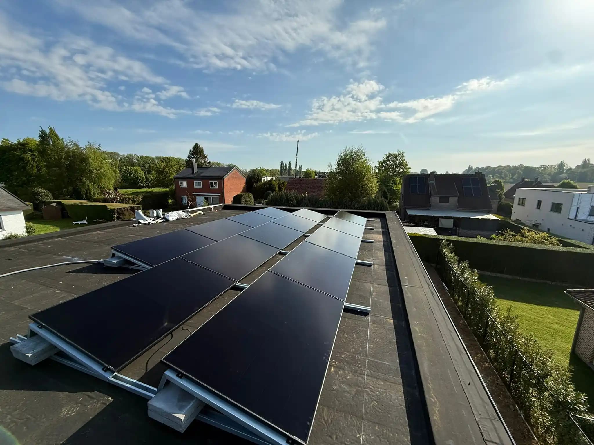 Zonnepanelen op plat dak