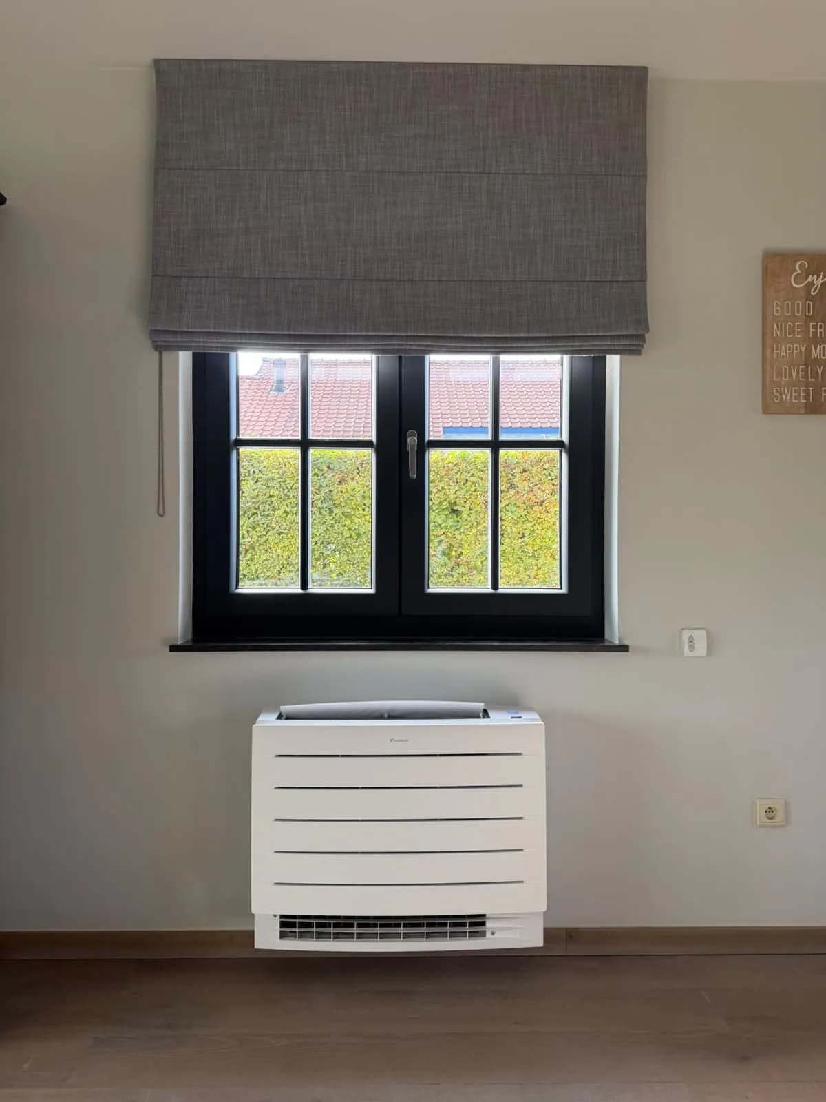 Daikin airco vloerunit onder het raam
