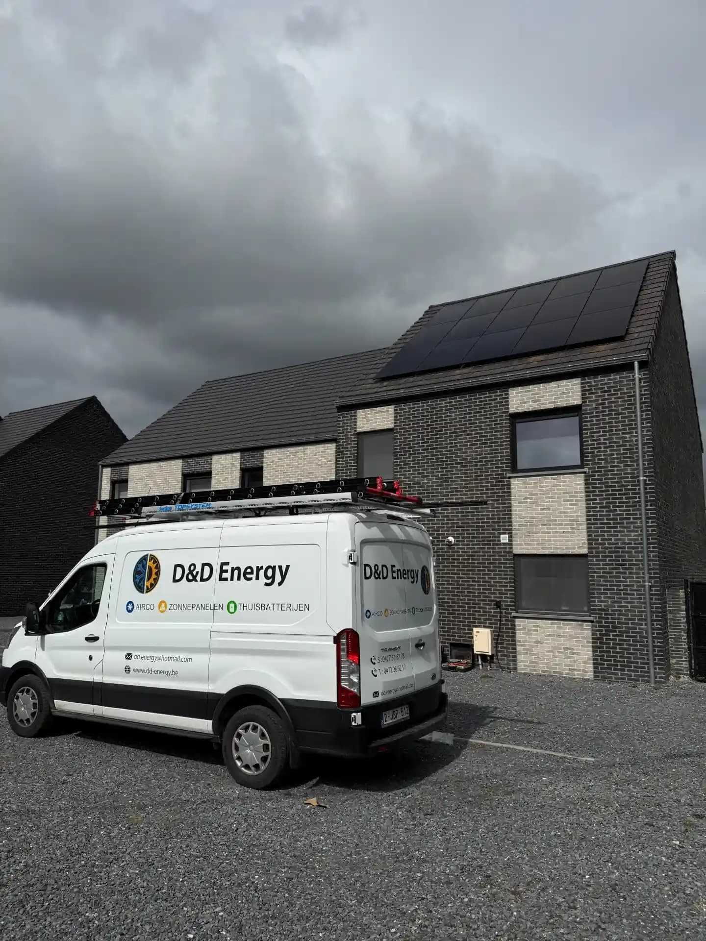 Zonnepanelen met wagen op oprit