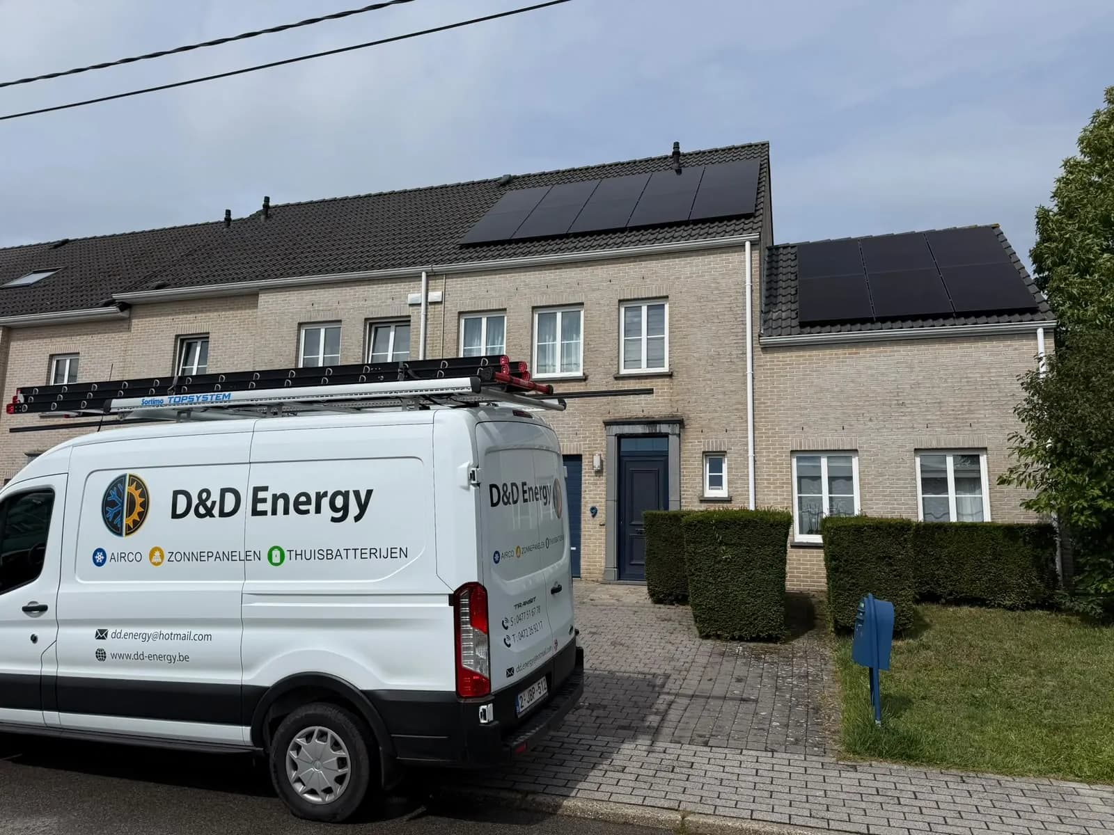 Zonnepanelen op twee dakvlakken van een woning