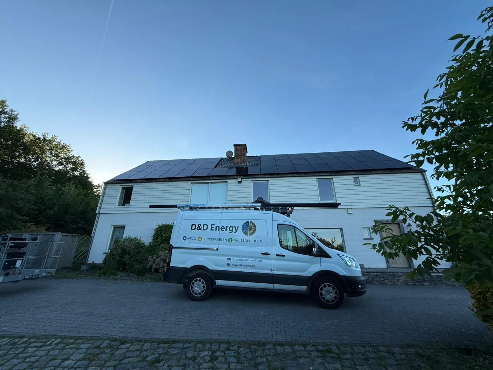 Zonnepanelen op woning met D&D Energy bestelwagen